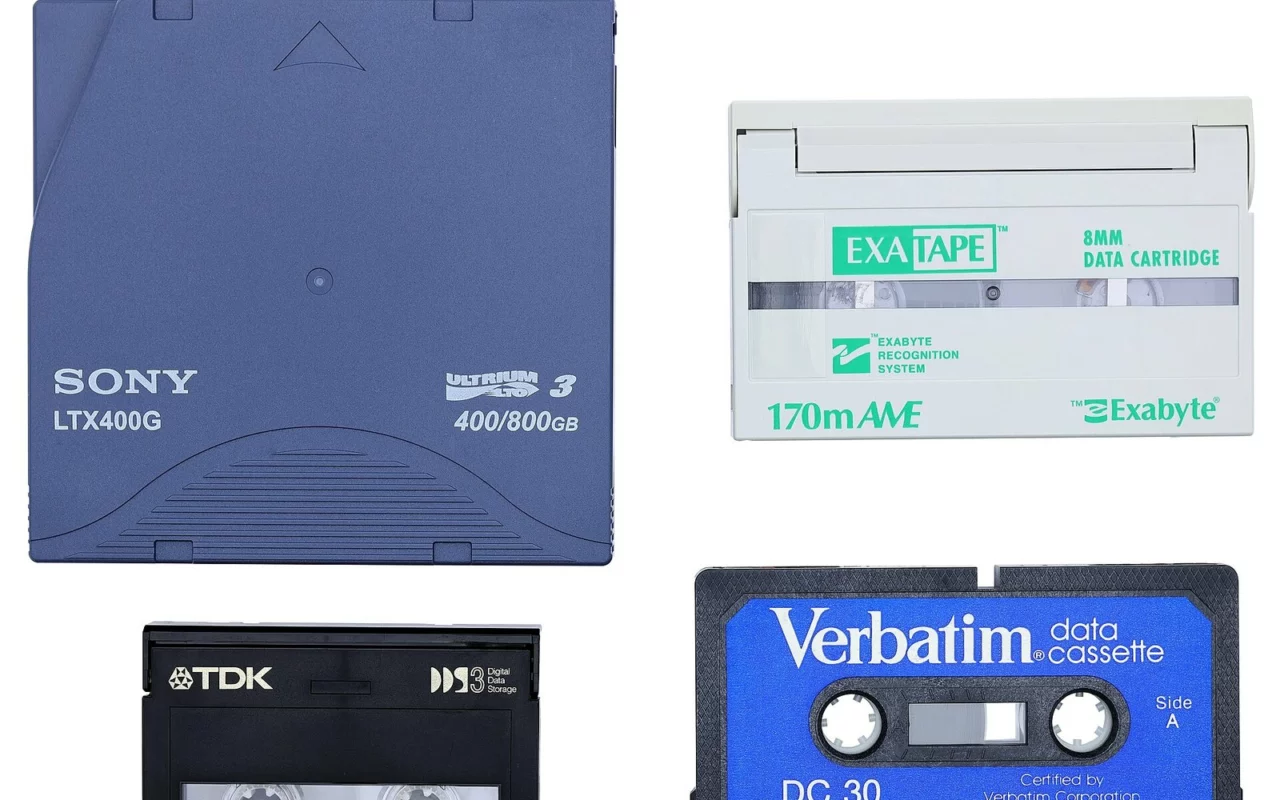 Cartouches de sauvegarde informatique, dont une cartouche LTO-3 de Sony et des cassettes de données Exabyte, TDK et Verbatim