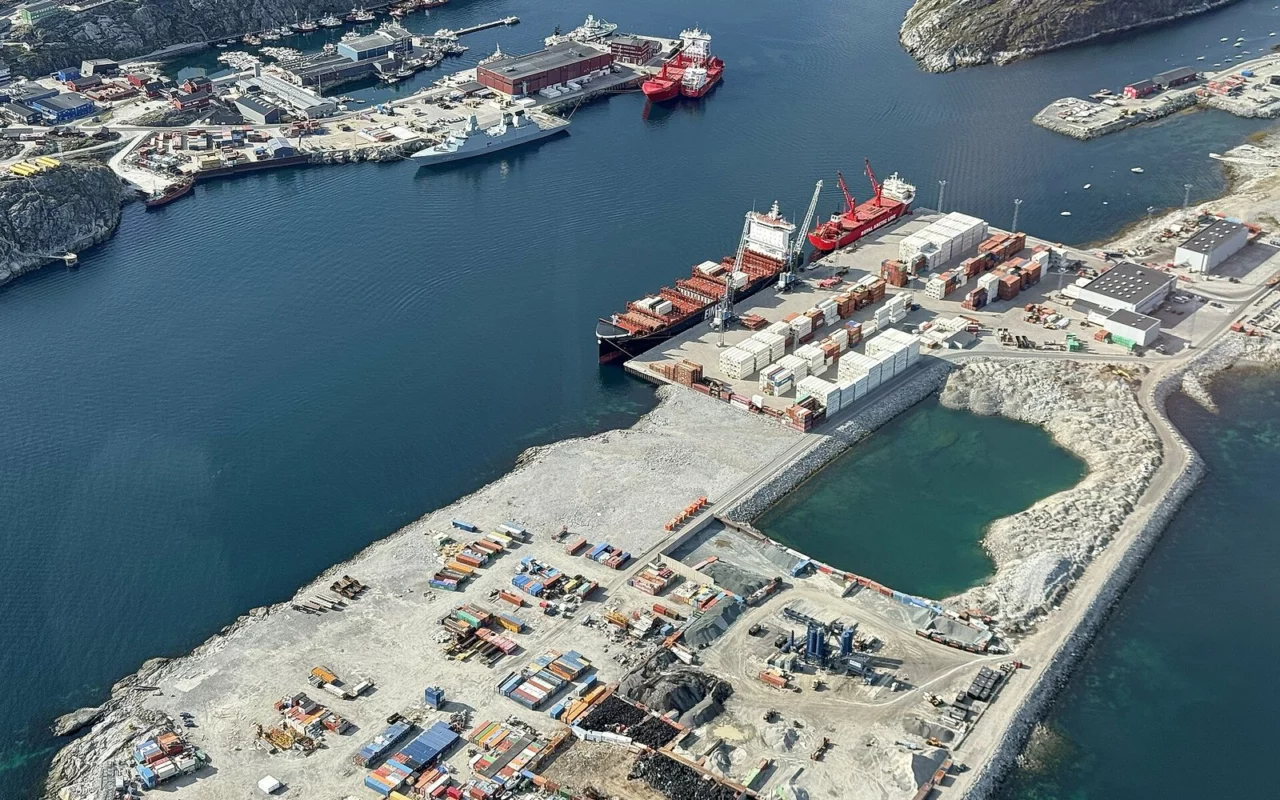 Vue aérienne du port de Nuuk, capitale du Groenland, avec des navires à quai et des conteneurs