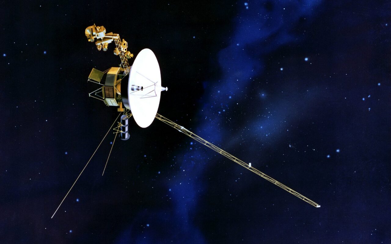 Vue d'artiste de la sonde Voyager, avec sa grande antenne parabolique blanche et ses longs mâts, sur un fond d'étoiles