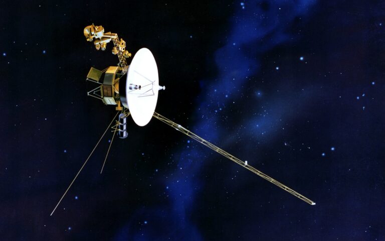 Vue d'artiste de la sonde Voyager, avec sa grande antenne parabolique blanche et ses longs mâts, sur un fond d'étoiles