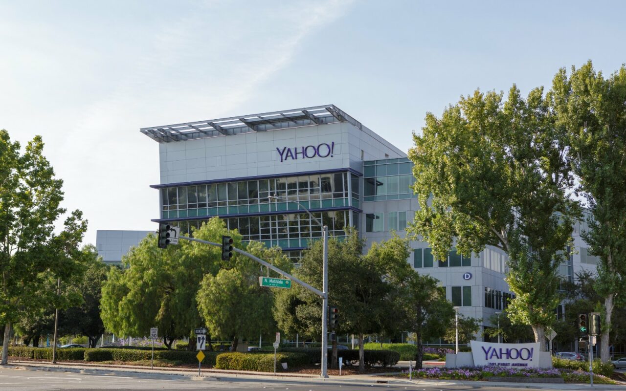 Bâtiment du siège de Yahoo à Sunnyvale, avec le logo Yahoo sur la façade et un panneau à l'entrée.